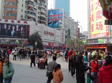 Çin İzlenimleri - Sinema önündeki meydan (Cheng Du)
