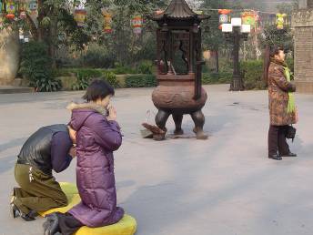 Çin İzlenimleri - Tapınakta dua (Cheng Du)