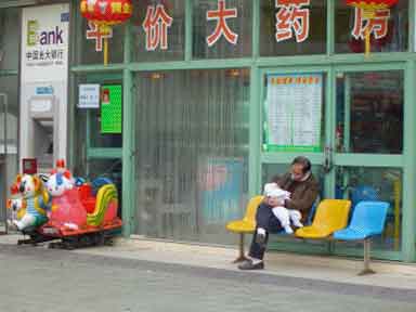 Çin İzlenimleri - Kucağında bebekle oturan adam (Cheng Du)